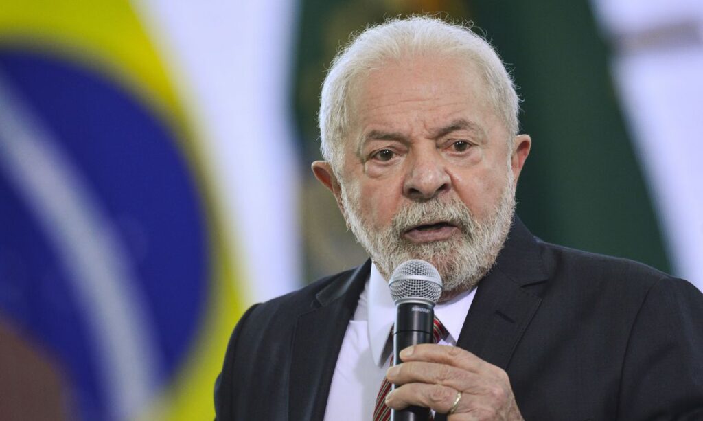Avião da FAB com presidente Lula sofre pane no motor