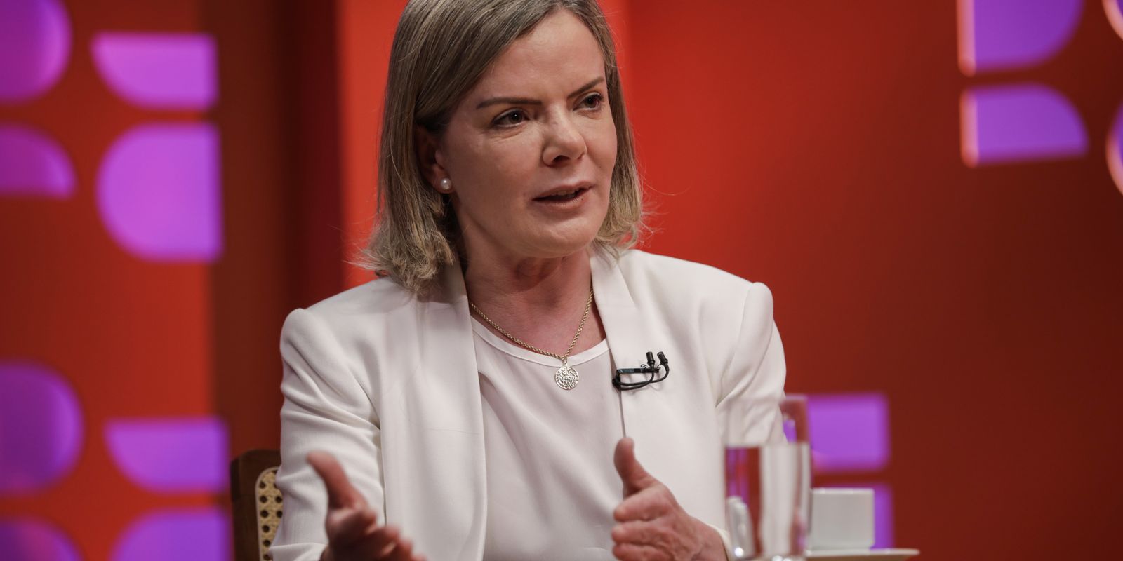 Gleisi diz que políticos de direita querem EUA intervindo no Brasil