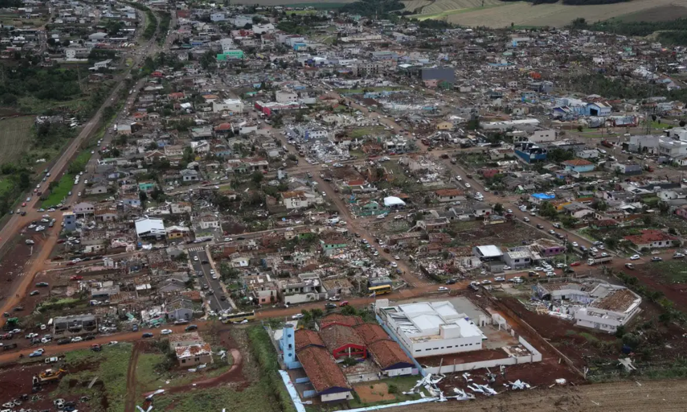 Após tornado, quase 2 mil residências seguem sem luz em cidade do Paraná