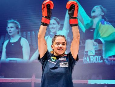 Carol Sousa viaja para mundial de kickboxing nos Emirados Árabes com apoio de transporte da Sudesb | SECOM