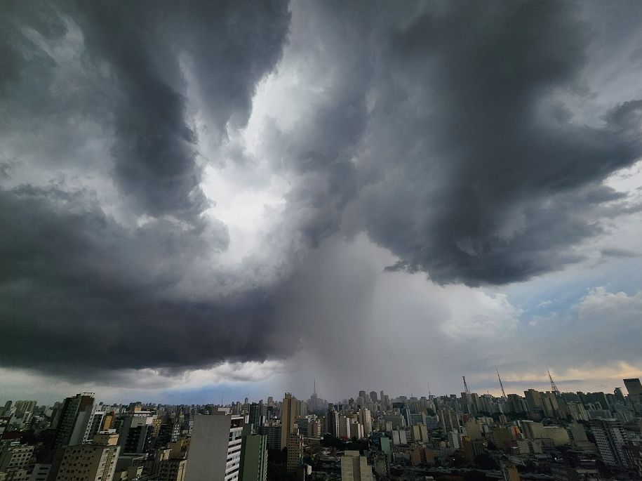 Ciclone extratropical coloca regiões do Brasil em alerta para temporal com ventos de até 100 km/h