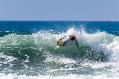 Conquistas nas águas: Dijackson Santos, o Gato de Botas, é vice-campeão mundial de parasurf com apoio da Sudesb | SECOM