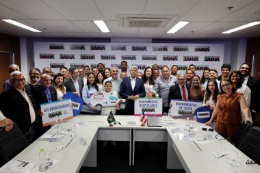 Em reunião com a prefeita, governador discute ações para Conceição do Almeida e entrega equipamentos e veículos para a saúde local | SECOM