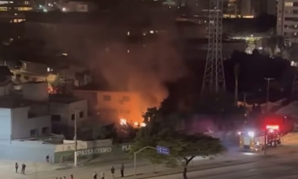 Explosão forma coluna de fumaça no Tatuapé
