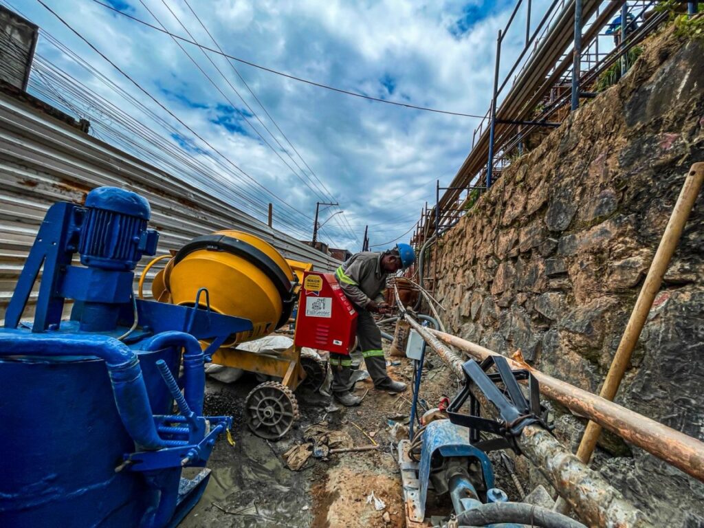 Obras de contenção avançam na Estrada de Candeias e reforçam segurança da população
