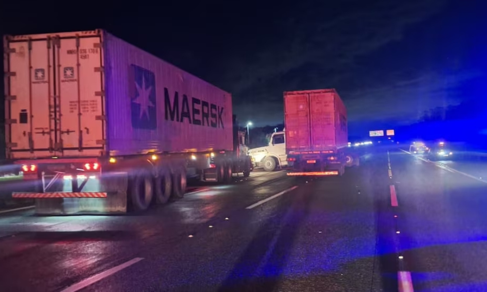 PMs são atropelados em acostamento da Imigrantes após ajudarem motorista a trocar pneu