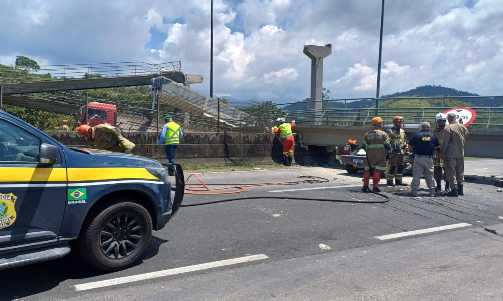 Queda de passarela mata motorista após colisão de caminhão no RJ