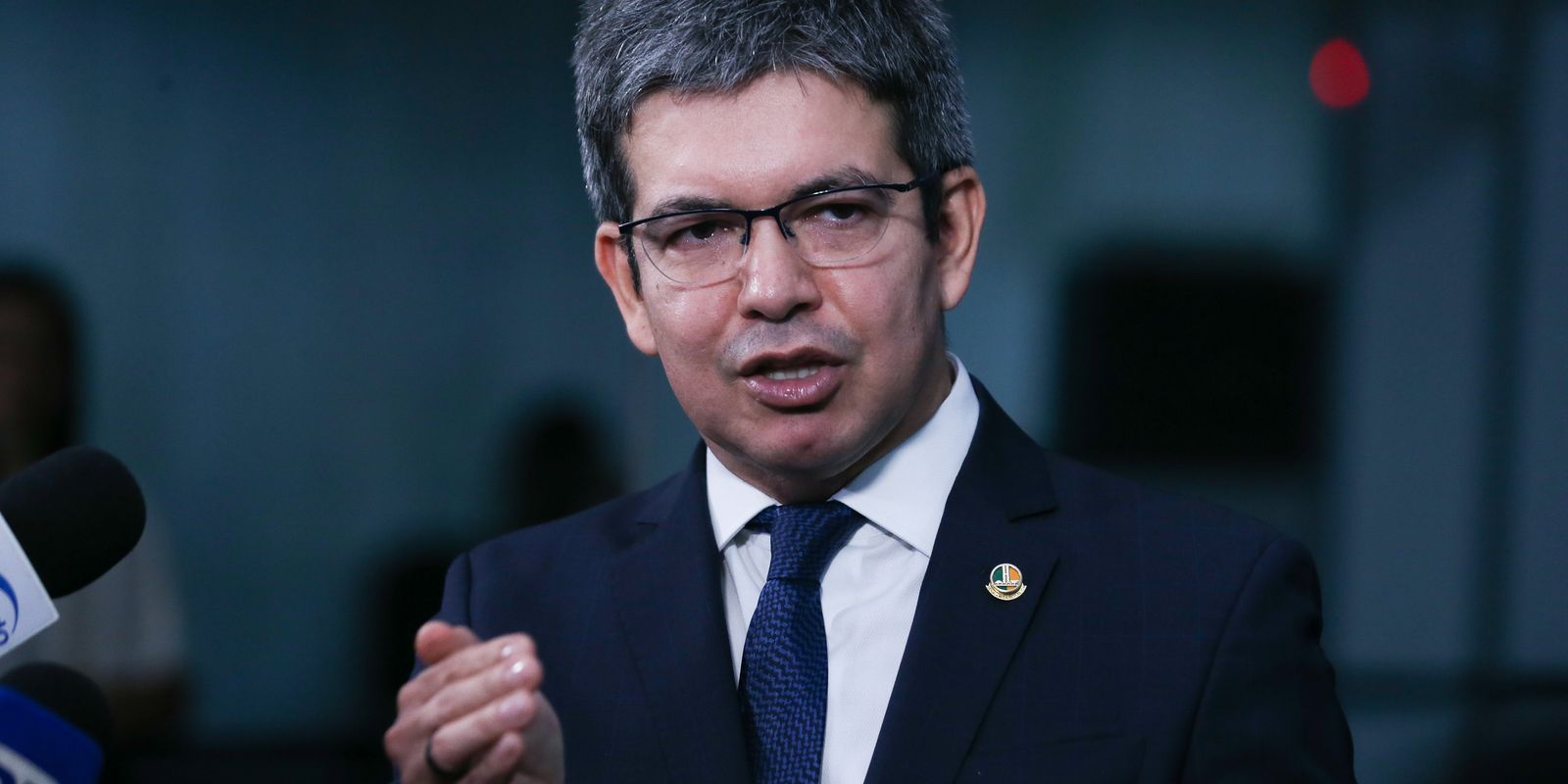 Rotular facções como terroristas não combate crime, diz Randolfe