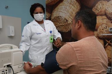 Sesab abre edital para intercâmbio de estudantes de baixa renda em Cuba; médicos formados atuarão na zona rural | SECOM