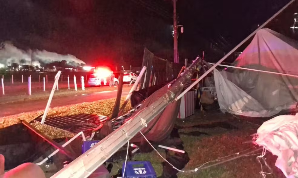 Vendaval derruba estrutura de festa universitária, mata um e fere 40 em SP