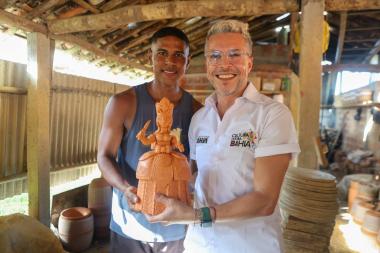 Wesley Souza, artista de Maragogipinho, ganha destaque ao ter escultura entregue a Maria Bethânia pelo Governo da Bahia | SECOM
