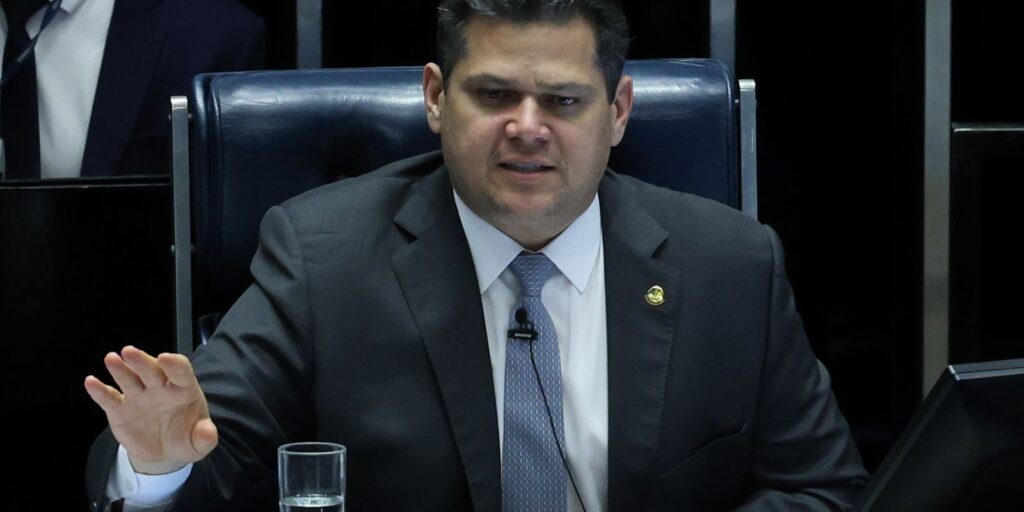 Alcolumbre envia PL da Dosimetria para CCJ; relator é Espiridião Amim