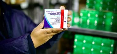 Bahia recebe mais de 44 mil doses da vacina contra o vírus sincicial respiratório nesta quarta-feira (3) | SECOM