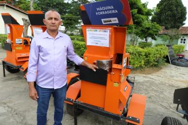 Governo do Estado reforça agricultura familiar com entrega de equipamentos em Vitória da Conquista | SECOM