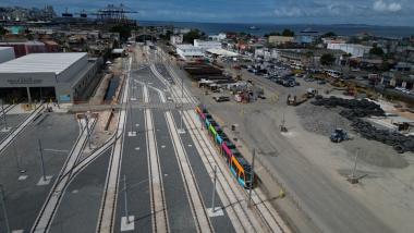 Obra do Governo do Estado, VLT faz primeira viagem-teste e marca avanço na mobilidade da capital baiana | SECOM