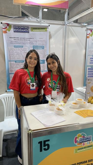 Estudantes criam pomada da casca da banana para tratar feridas na mama | SECOM