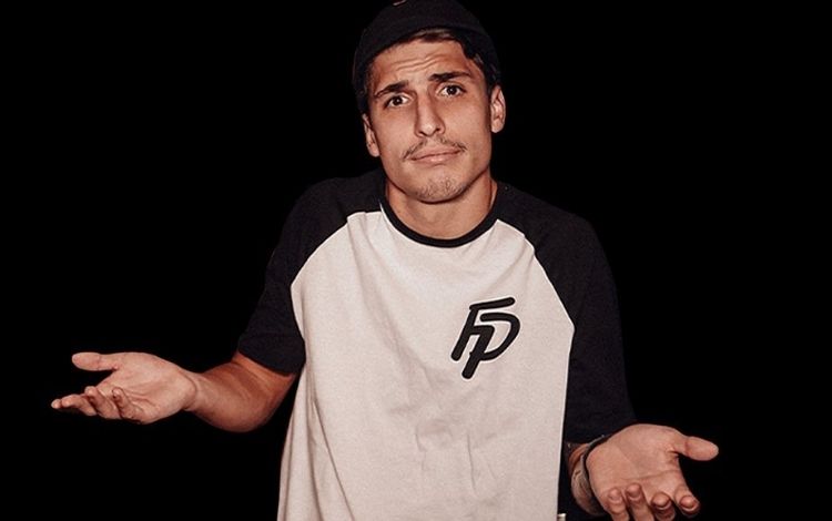 Felipe Prior com os braços levantados