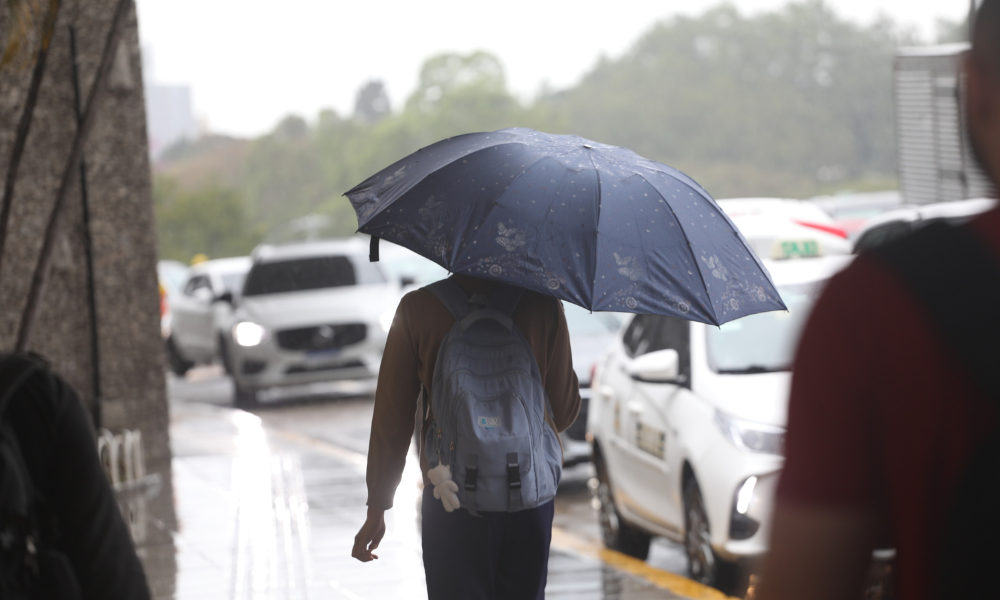 Frente fria traz risco de temporais e mantém tempo abafado em São Paulo neste sábado