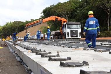 Obras do VLT de Salvador avançam e entram em nova fase com instalação da via permanente no Trecho 2 | SECOM
