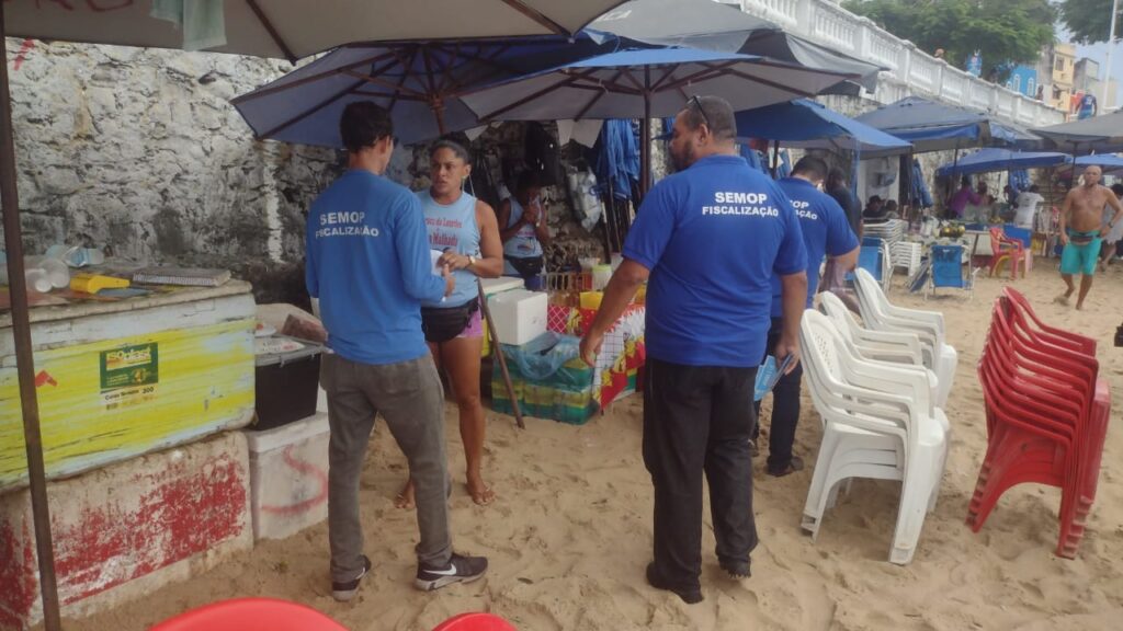 Semop promove ação educativa de ordenamento para ambulantes no Porto da Barra – Secretaria de Comunicação