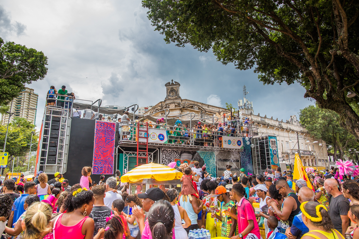 Abertura do carnaval atrasa 3 horas e foliões se revoltam – Imprensa Bahia