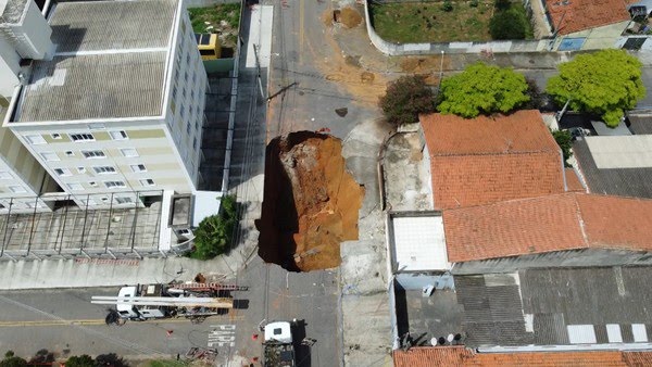 Cratera que abriu em rua, desalojou 156 pessoas e aumenta após nova queda de tubulação