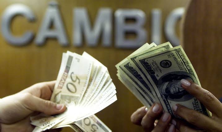 Dólar cai e Bolsa renova recorde com petróleo em forte queda