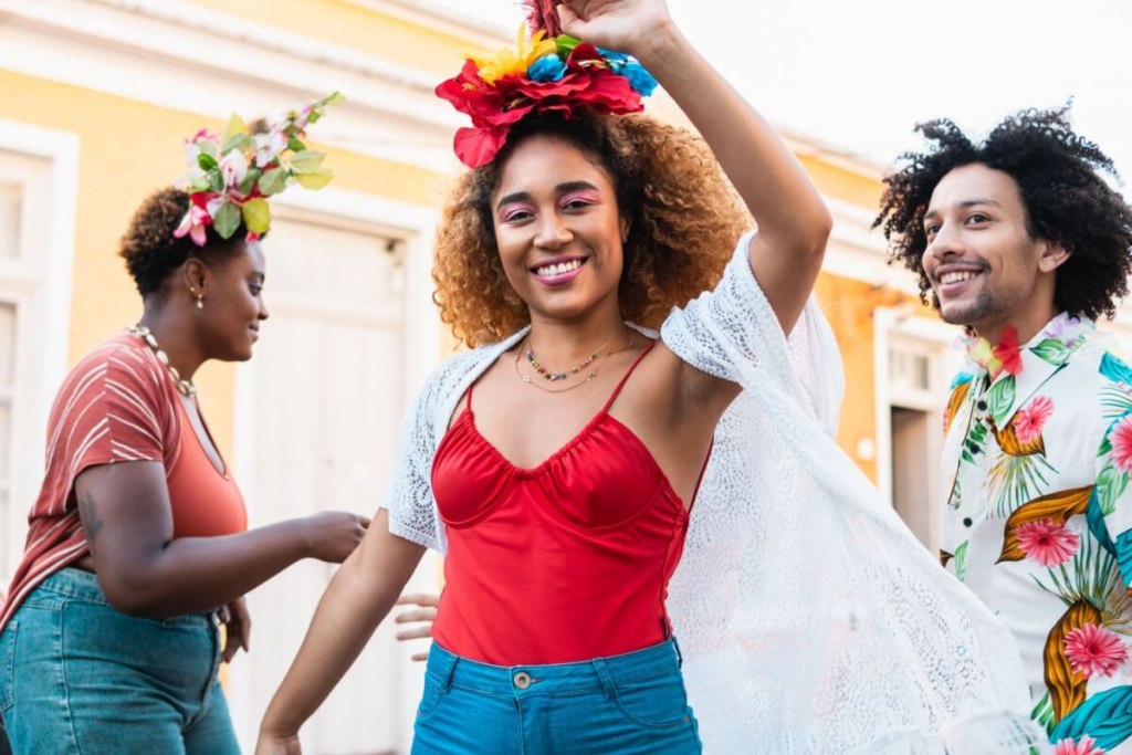 Maquiagem de carnaval que dura: guia de produtos e técnicas para resistir ao calor