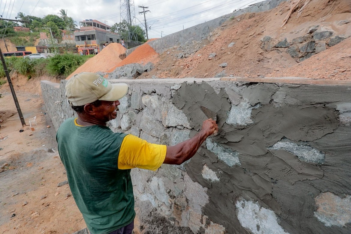 Obras de contenção de encosta no Jardim Renatão seguem em ritmo avançado e reforçam segurança na região