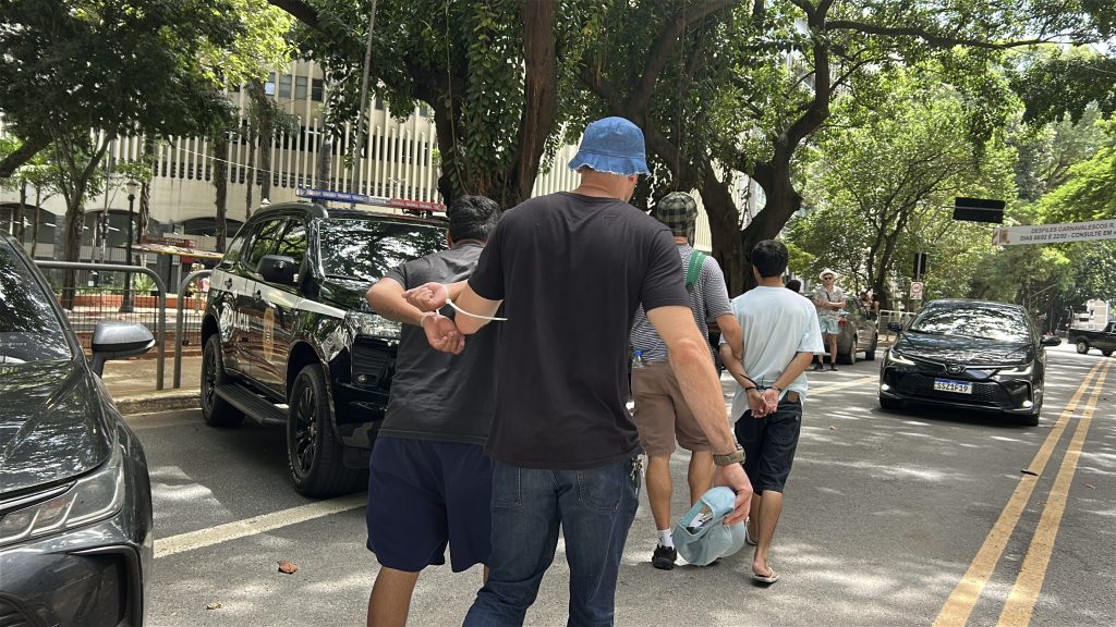 Policiais fantasiados de Scooby-Doo e Chaves prendem suspeitos no carnaval de SP