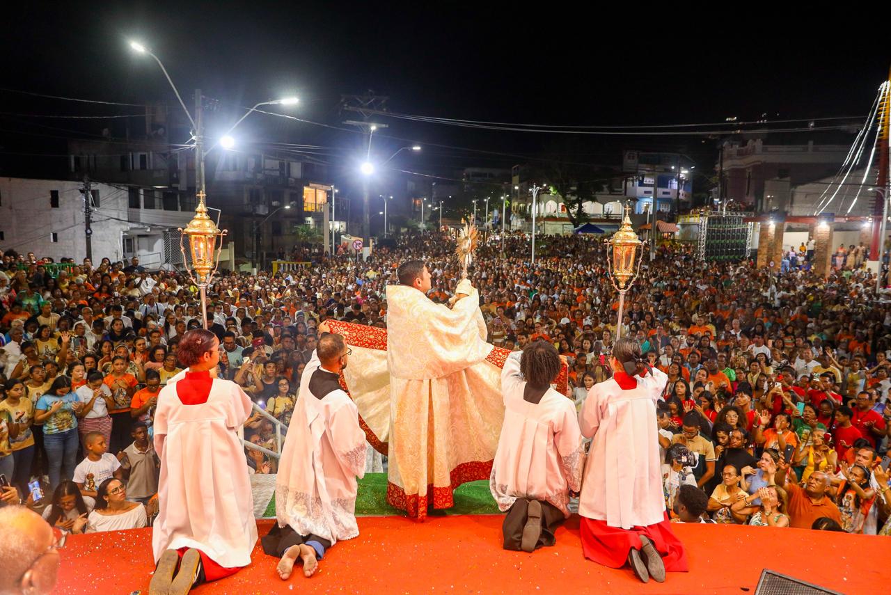 Procissão e show reúne milhares de fiéis em encerramento de festa em honra a Nossa Senhora das Candeias – Imprensa Bahia