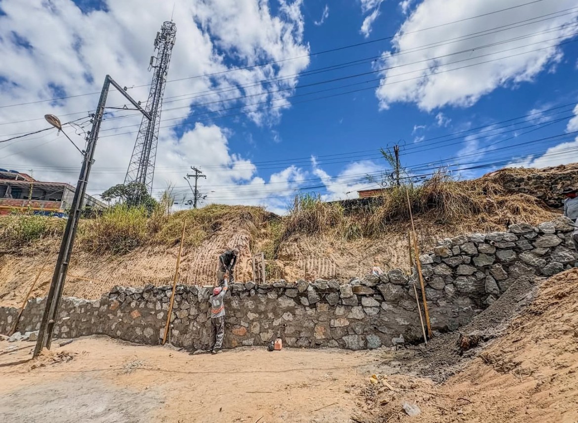 Simões Filho: Prefeitura avança com obra de contenção na Avenida Washington Luiz