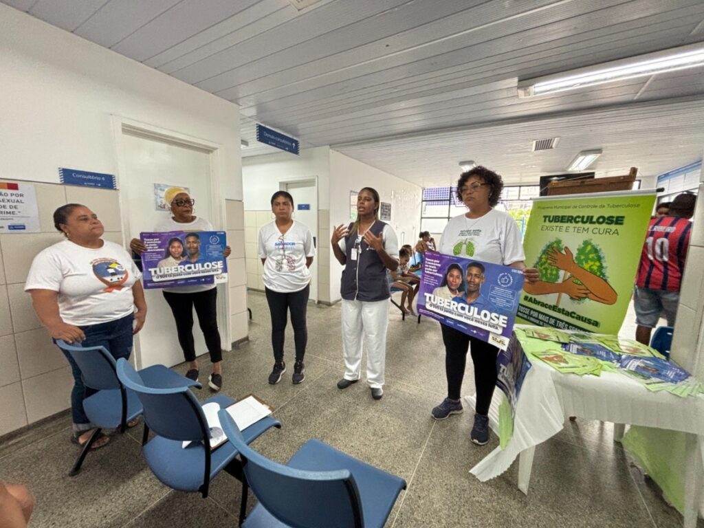 Ação em unidade do SUS leva informação sobre tuberculose aos pacientes em Salvador