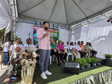 Agricultura familiar ganha reforço em Araci com entrega de mudas, equipamento de irrigação e títulos de domínio | SECOM