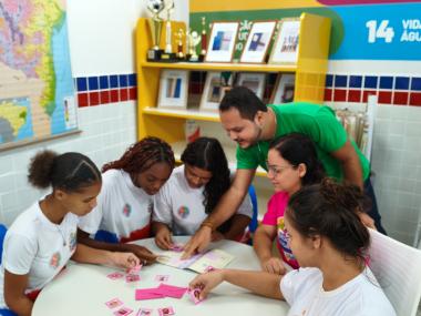 Estudantes criam álbum de figurinhas para valorizar mulheres cientistas | SECOM