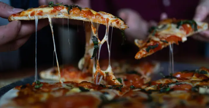 Mulher morre e 113 pessoas são internadas após comerem em pizzaria