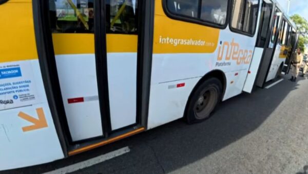 PM atira em pneus de ônibus para conter motorista em surto, em alta velocidade na Avenida Paralela