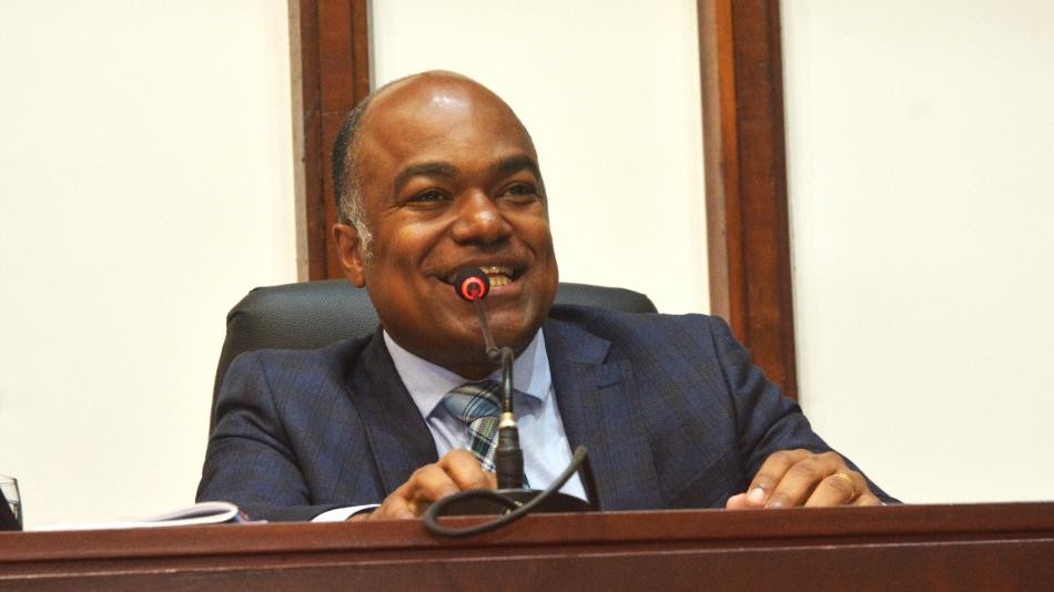 Samuel Júnior cobra esclarecimentos sobre venda da Cesta do Povo e associa episódio à investigação envolvendo Banco Master