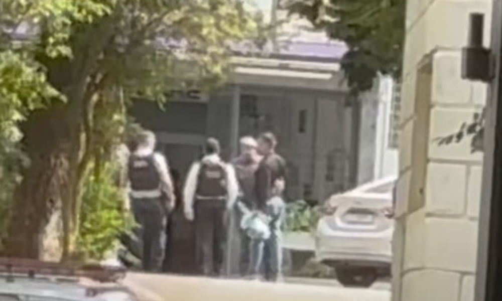 Tenente-coronel suspeito de matar esposa recebe abraço de PM em presídio; veja