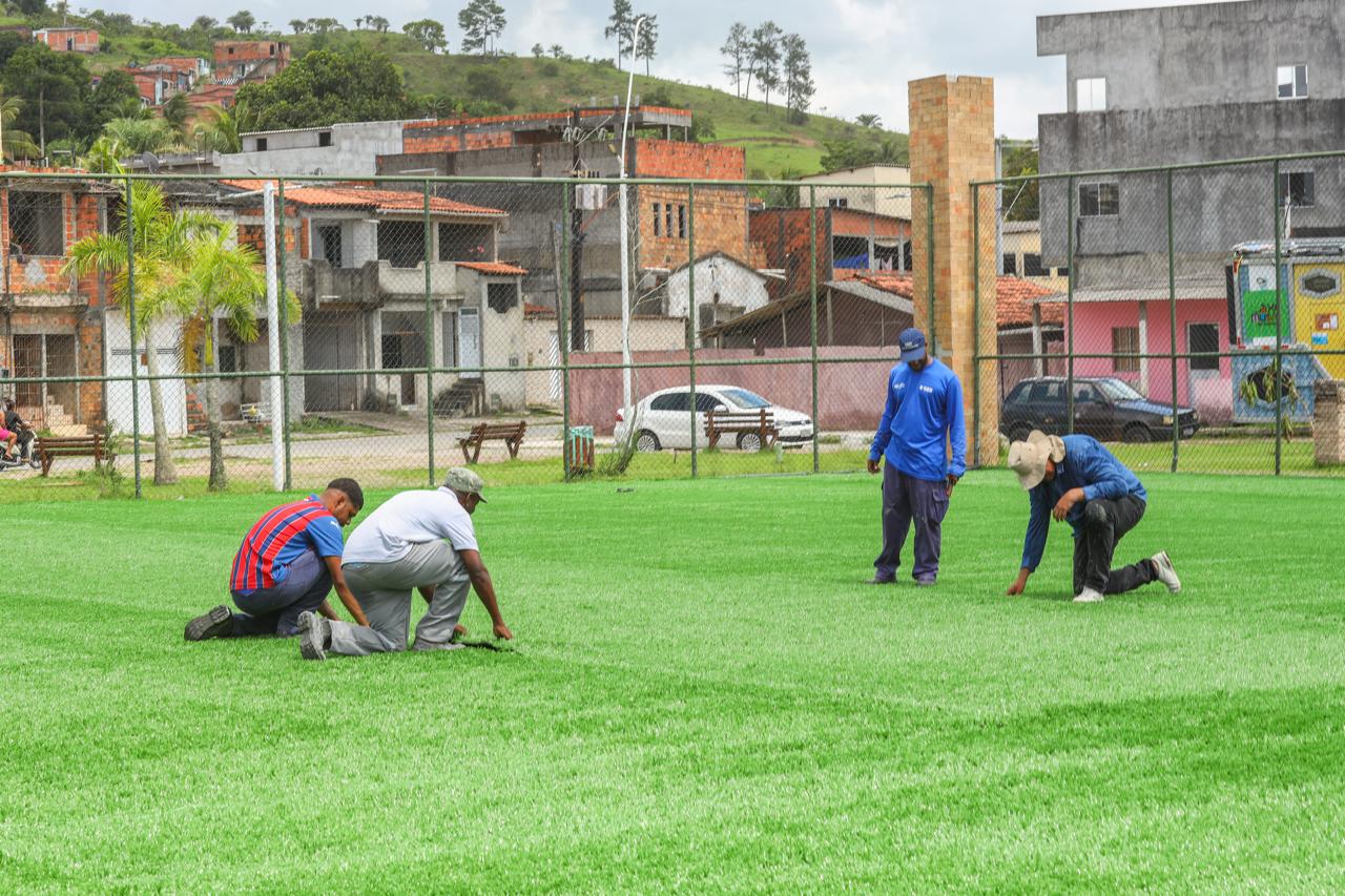 Prefeitura inicia instalação de grama sintética no campo da Urbis 2 – Imprensa Bahia