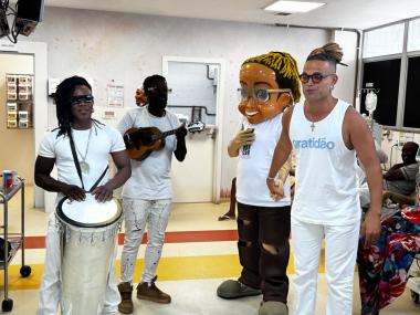 Projeto “Música Cura” leva tarde de música para a hemodiálise do HGRS | SECOM
