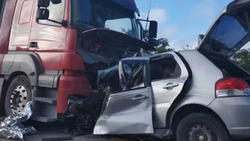 Seis pessoas da mesma família morrem após batida entre carro e carreta em MG