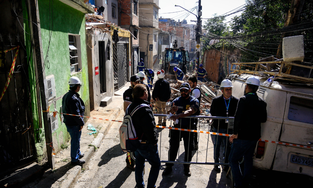 Defesa Civil começa a demolir casas após explosão em São Paulo