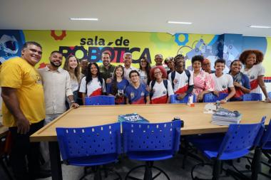 Em Salvador, Jerônimo Rodrigues visita escola estadual de referência em tempo integral com ministro Guilherme Boulos | SECOM