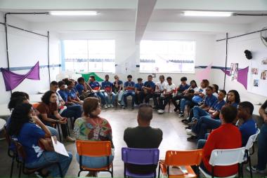 Roda de conversa e incentivo à leitura abrem o Maio Antirracista, evento do Colégio Estadual Clarice Santiago dos Santos | SECOM