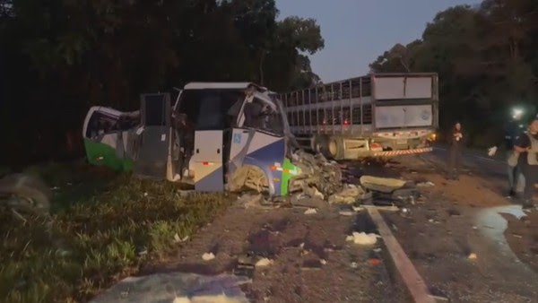 Acidente deixa 23 mortos e 5 feridos no Paraná