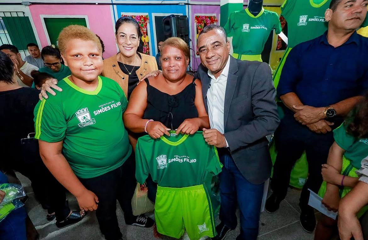 Gestão do prefeito Del inicia entrega de novos fardamentos para alunos da Rede Municipal
