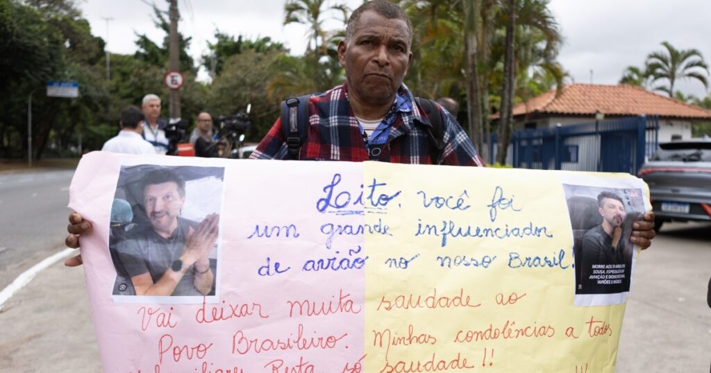 Fãs prestam homenagem a Lito Sousa durante velório do influenciador em São Paulo
